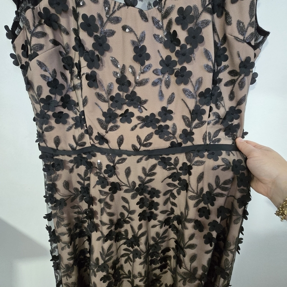 Xscape Black Lined Floral Lace Dress With Black Belt Attached And Heart Neckline - Picture 5 of 8